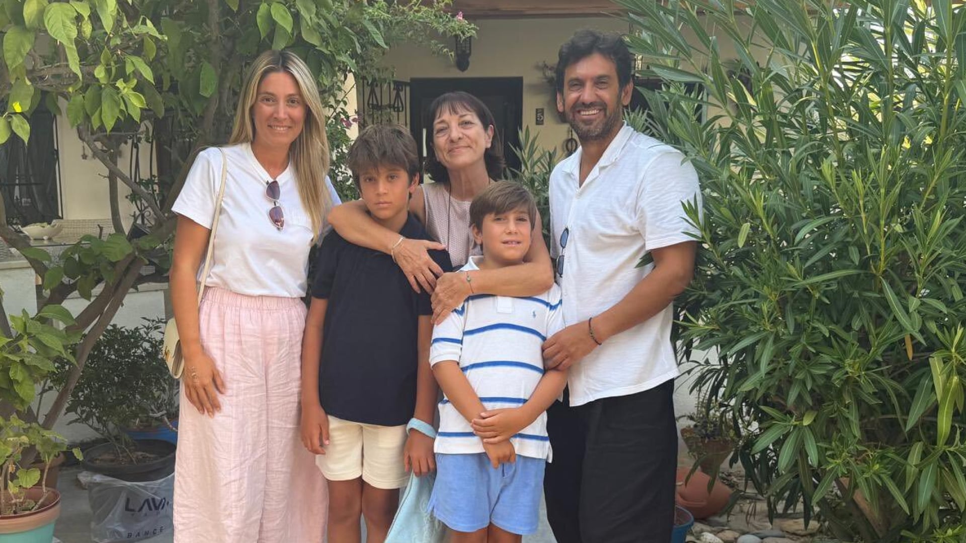 Mumcu'dan, Ahmet Kaya'nın ailesini ziyaret