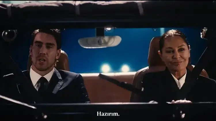 Hülya Avşar, Dusan Vlahovic'li Beşiktaş reklamının kamera arkasını paylaştı! 'Çok yakışıklı'