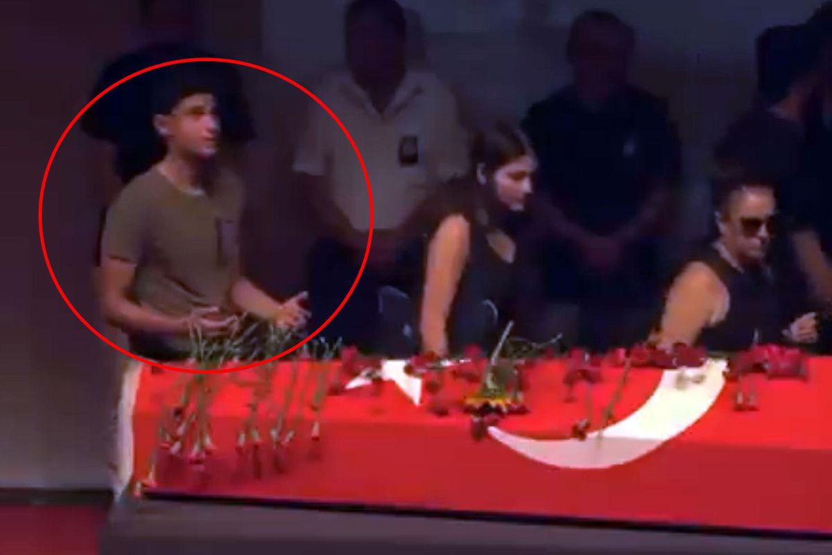 Cenazede herkes geçip giderken kabri başında dua eden o genç kim?