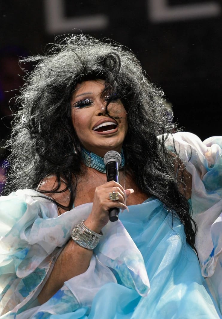 Bülent Ersoy Kuşadası Konserinde Çıldırdı! Tepki Gösteren Seyirciye Küfür Edip Kovdu
